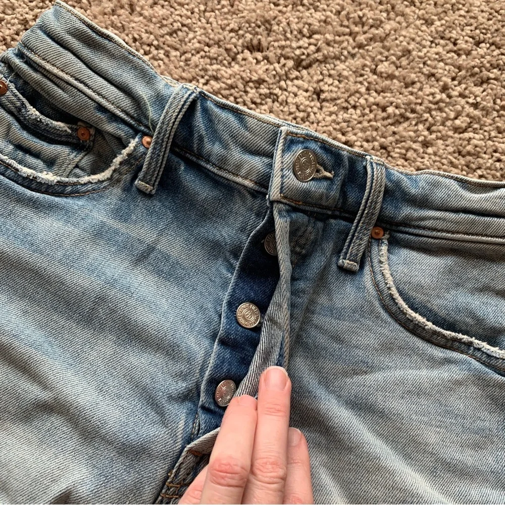 MOTHER Superior Jean Shorts Size 26 The Tomcat Kick Fray Light Wash Distressed - Picture 3 of 13